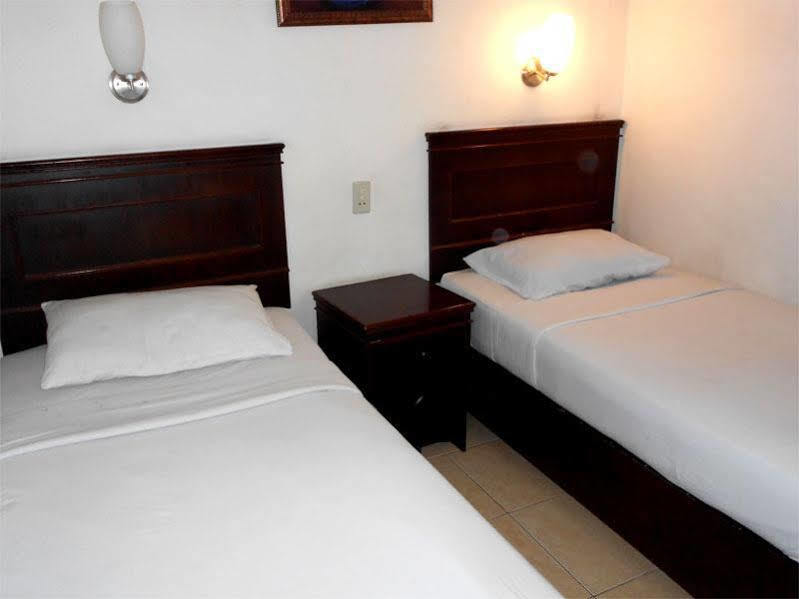 Oyo 1030 Hotel Bumi Asih Medan Exterior photo