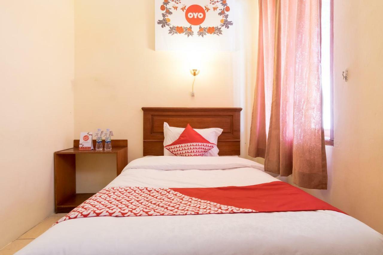 Oyo 1030 Hotel Bumi Asih Medan Exterior photo
