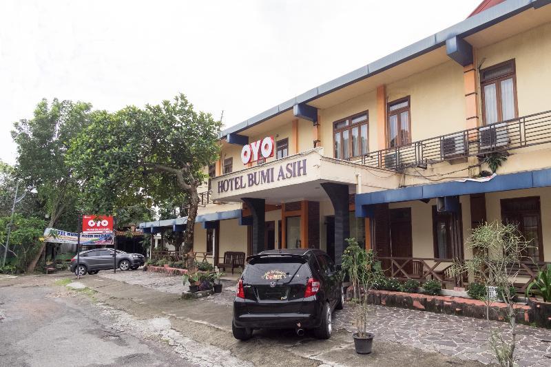 Oyo 1030 Hotel Bumi Asih Medan Exterior photo